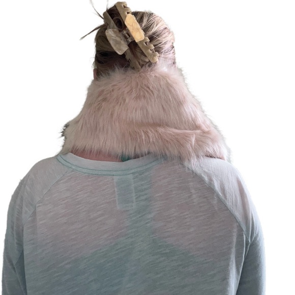 Faux fur baby pink scarf - Picture 6 of 6